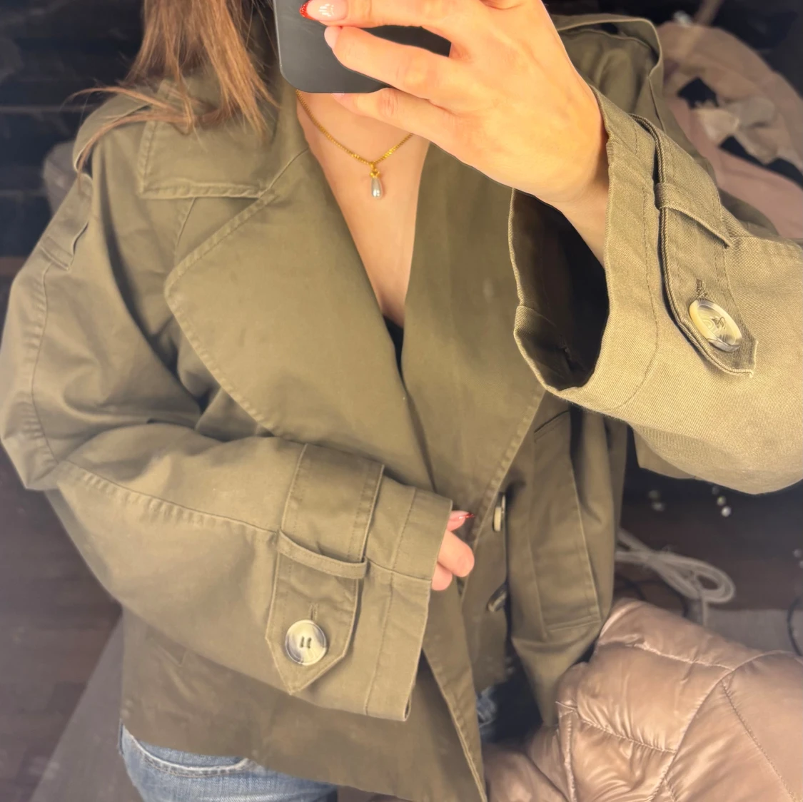 Olivgrön trenchcoat med knappar - 1