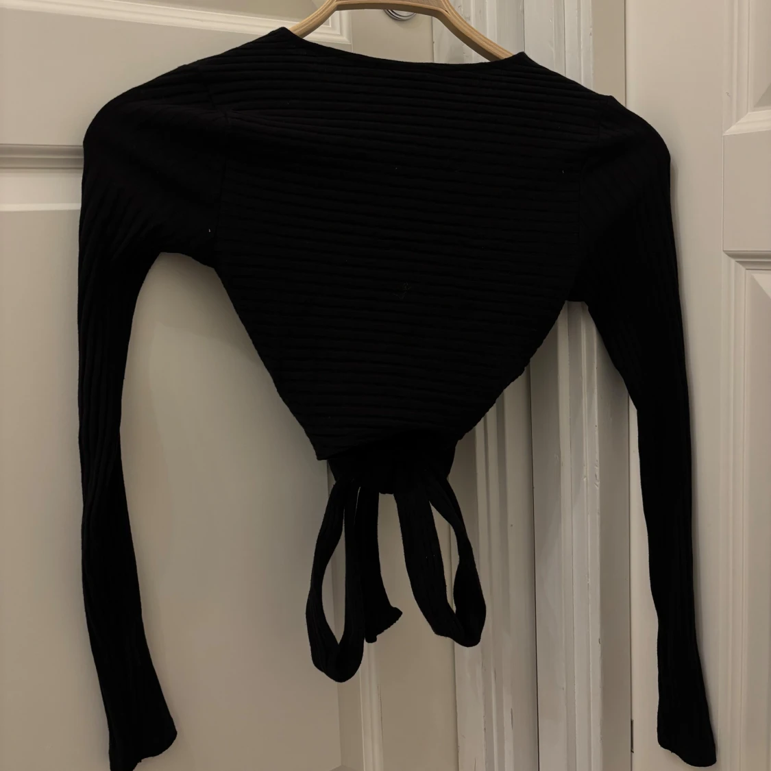 Svart ribbad omlottopp med knyt i ryggen - 1