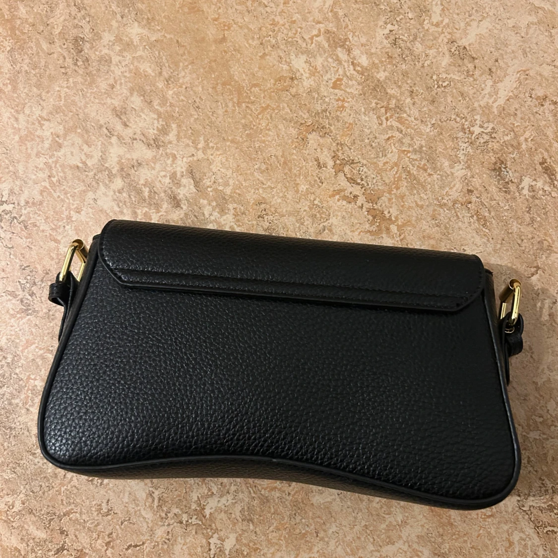 Svart axelväska i skinn med gulddetaljer - 1