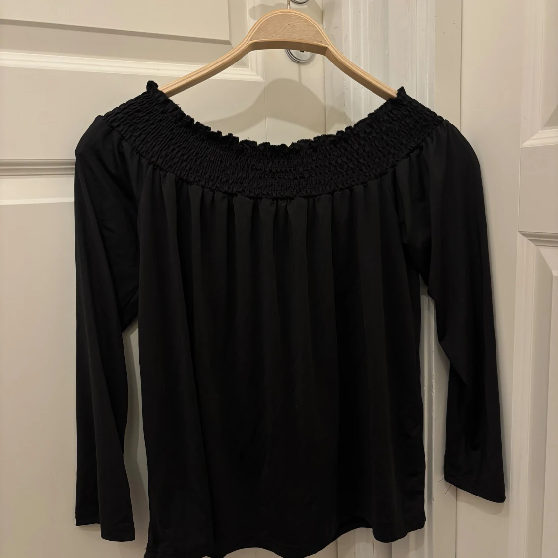 Svart offshoulder blus med smock