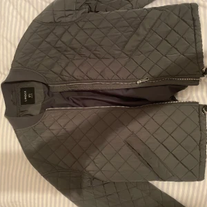 Militärgrön jacka - Militärgrön jacka från Lindex i storlek 34