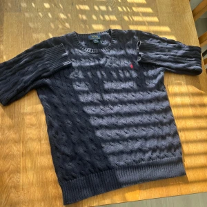 Mörkblå stickad tröja Polo Ralph Lauren - Kan gå ner i pris! Typ ny skick och storlek 18-20