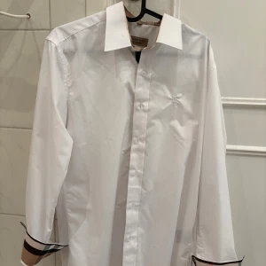  Burberry skjorta vit   - Självet en vit skjorta från Burberry i storlek M. Pris kan diskuteras !!