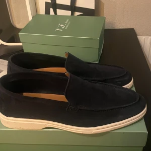 Mörkblå mocka loafers Made in Italy - Mocka loafers med samma sillouette som Loro pianas summer walks från V.T. Shoes, tillverkade i Italien. 🇮🇹 köpt i en liten loafer butik i ventimiglia 🇮🇹(använda en gång utomhus )