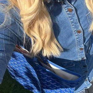 Kort jeansklänning med knappar - Snygg kort jeansklänning från Zara med korta ärmar, bröstficka och knappar hela vägen framtill. Klassisk skjortkrage och två fickor vid höfterna. 