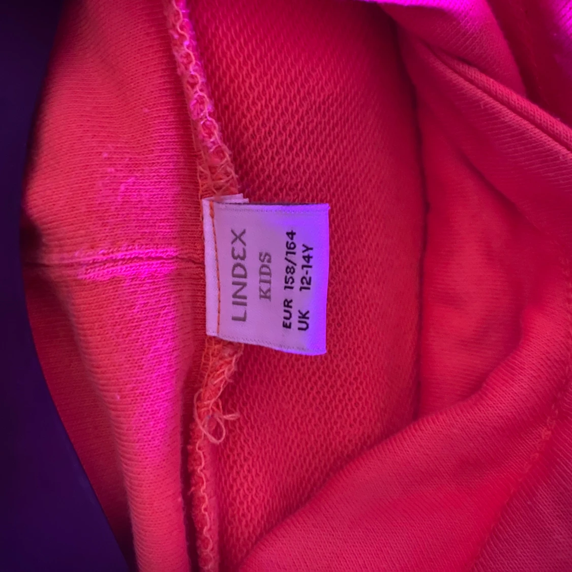 Orange hoodie från Lindex med tryck - 2