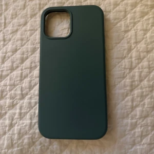 iPhone skal 12 Pro Grön - Grönt mobilskal till en iPhone 12 Pro med mjuk insida för extra skydd. Skalet har en synlig spricka på insidan, men är i övrigt i gott skick och skyddar din mobil. Säljer då jag fått en ny mobil💕