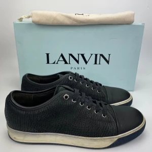 Lanvin skor  - Hej! Säljer nu dessa sjukt snygga lanvin skor. Skorna är i toppskick! Har begränsat antal boxar och dustbag. Hör av dig vid frågor. 