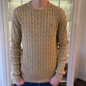 Beige kabelstickad tröja från Morris - XS - Jag säljer den här riktigt snygga kabelstickade tröjan från Morris i storlek XS. Den är knappt använd och är i väldigt fint skick utan skador. Nypris ligger på 1699kr och jag säljer den här för 499kr. Tveka inte att höra av er!