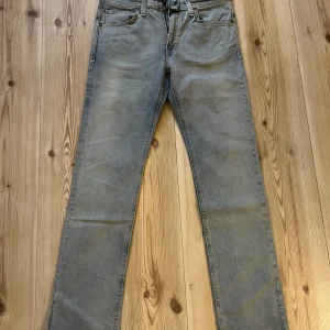 Crocker ljusblå jeans CR-310 strl.32/32 - Säljer ett par ljusblå jeans från Crocker, modell CR-310. Klassisk femficksdesign med raka ben och normal passform. Jeansen är tillverkade i bomull med lite elastan för extra komfort. Perfekt för dig som gillar en enkel och clean look.
