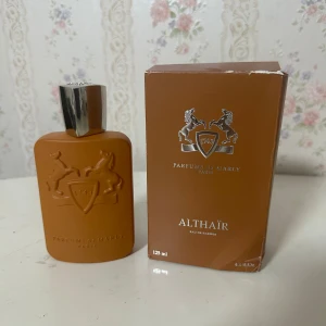 Parfums de Marly Althaïr 125ml - Althaïr från Parfums de Marly Paris, 125 ml. OBS! Kartongen är väldigt skadad och därför säljer jag den så billigt. Parfymen i sig är defektfri och det är ca 115ml kvar (se bild)
