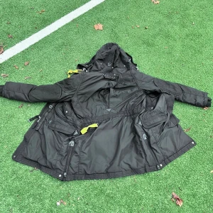 Svart Parajumpers parkajacka M bra skick ny använd få tal gånger pris kan diskuteras  - Svart parkajacka från Parajumpers Masterpiece Series Anthology, med huva, flera fickor och gul detalj vid kragen. Jackan har patch på ärmen, förstärkta armbågar och dragkedja framtill. Slim fit och perfekt för kalla dagar.