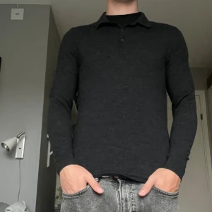 NN07 tröja i merinoull med krage  - Storlek M på krage men upplever mer som S. Är 185cm och väger 75kg 