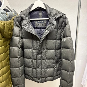 Massimo Dutti vinterjacka  - Mycket fint skick Storlek S - Normal i storlek jag på bild är 182 väger 76kg