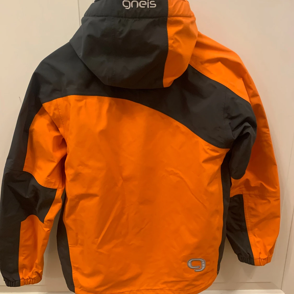 Svart/ orange regn- och vindjacka från Gneis - 1