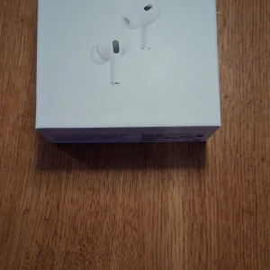 AirPods Pro (2nd generation) with MagSafe Charging Case (USB-C) - Apple AirPods Pro (2nd gen) med MagSafe-laddningsetui (USB-C). Komplett med originalförpackning, laddkabel och extra öronproppar. Mycket fint skick, inga synliga repor eller skador. Aktiv brusreducering och transparensläge för bästa ljudupplevelse.