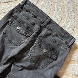 Utsvängda jeans GinaTricot - Storlek 36.