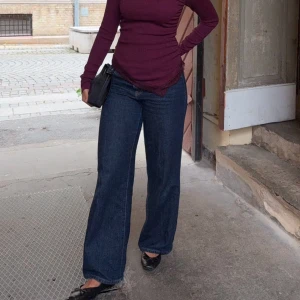 Mörkblå wide jeans från Gina - Säljer ett par mörkblå jeans från Gina tricot med wide fit. Jeansen har aldrig använts och har prislapp kvar.🥰