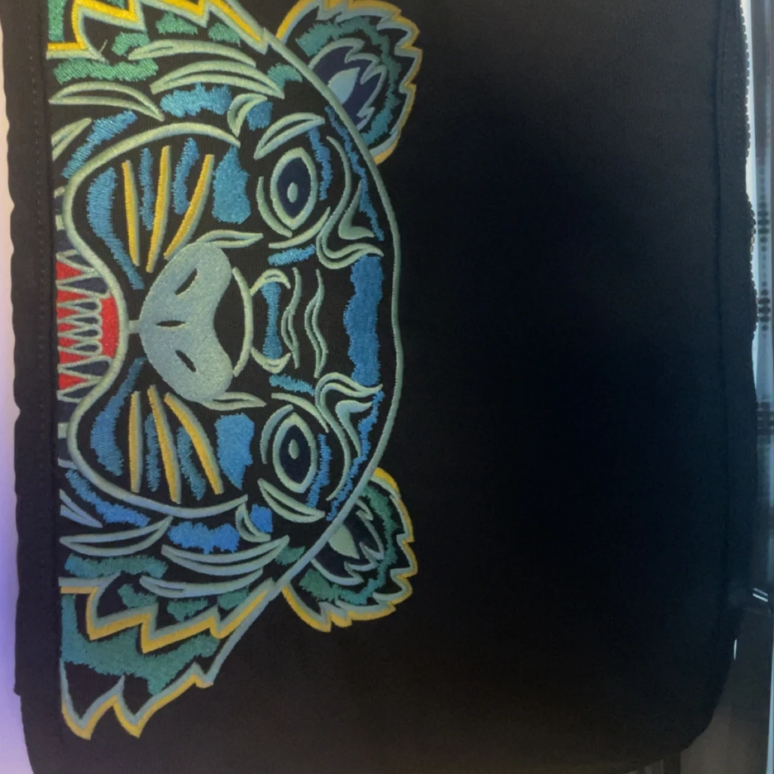 Svart Kenzo ryggsäck med tigerbrodyr