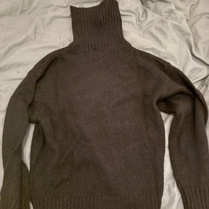 NA-KD Turtle Neck Wool Blend Knitted Sweater - Helt ny oanvänd svart oversized stickad tröja med hög krage. Storlek S. Nypris 399