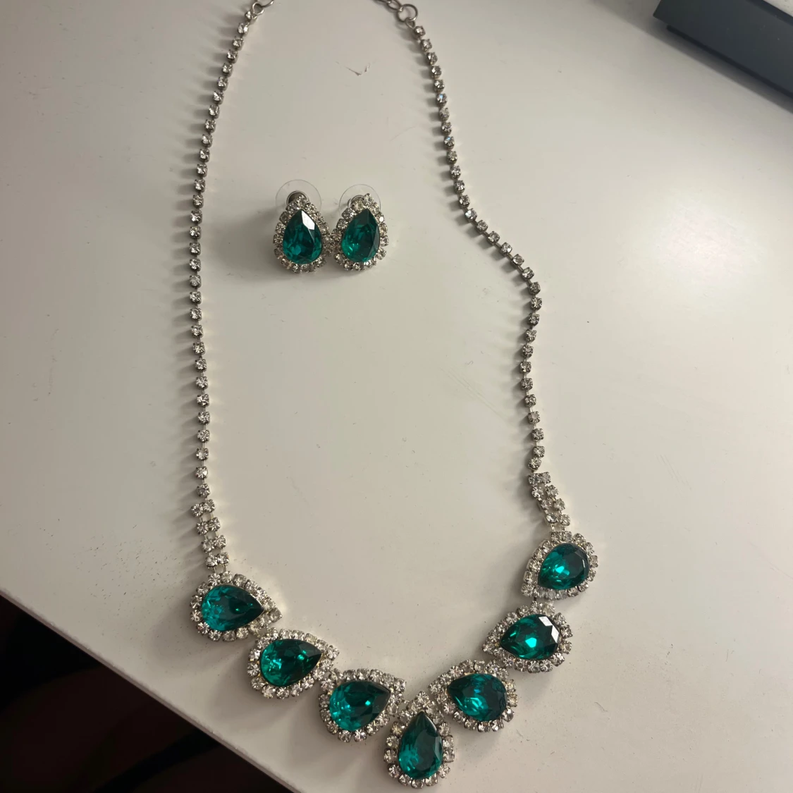 Set med halsband och örhängen med gröna stenar