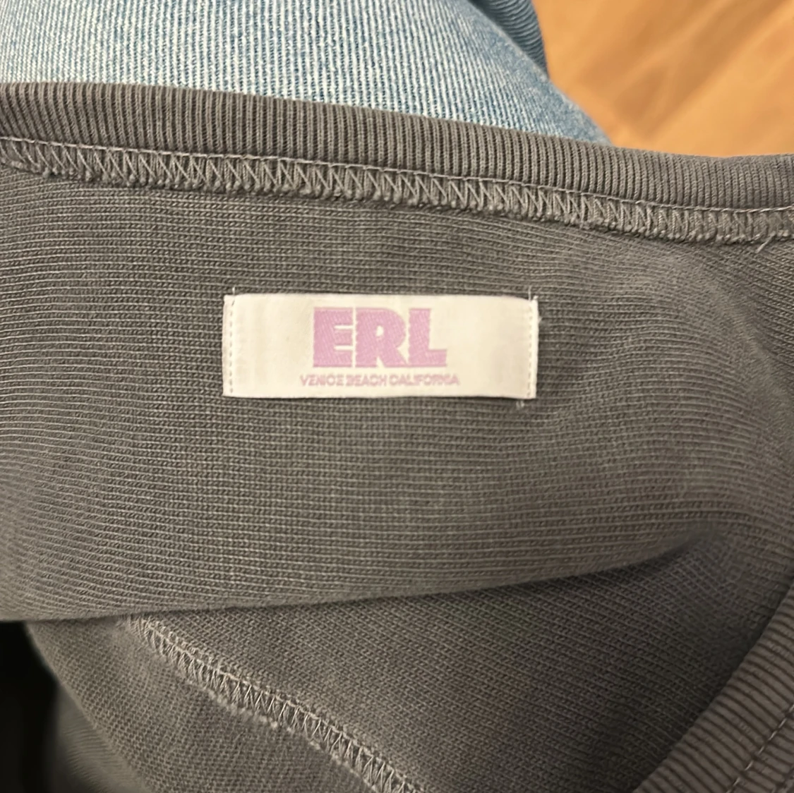 Grå långärmad tröja från ERL - 2