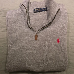 Ralph Lauren half zip - Snygg half zip från Ralph lauren i stolrek Medium 🤩