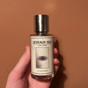 Leveaux 112.0 Extrait de Parfum - Modern och stilren parfym med unik design. LEVEAUX 112.0 är ett extrait de parfum som sticker ut och passar dig som vill ha något annorlunda. Perfekt för dig som gillar att testa nya dofter.