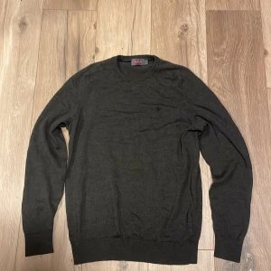 Brun stickad tröja Morris - Säljer en snygg brun morriströja som är lite åt det gråa hållet. Tröjan är i M och pris kan diskuteras vid snabb affär