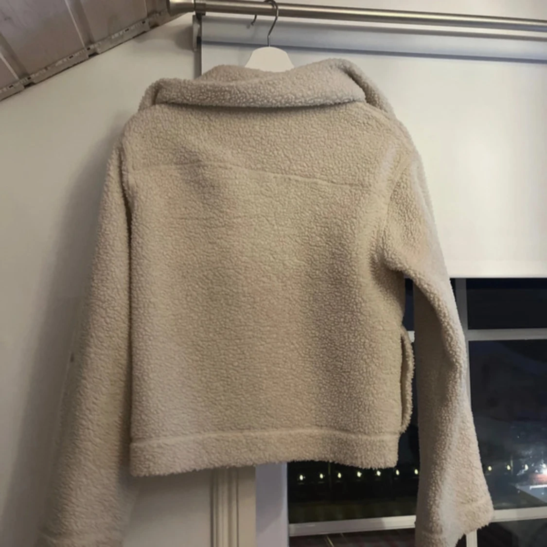 Beige teddyjacka med huva från H&M - 1