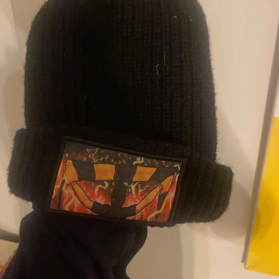 Svart stickad mössa med eldpatch - 2