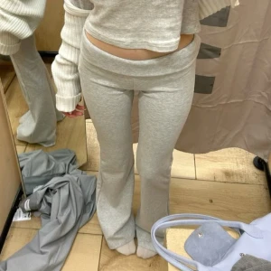 Ljusgrå bootcut mjukisbyxor - Supersköna ljusgrå mjukisbyxor med bootcut och låg midja. Perfekta för chill dagar och har en mjuk bomullskänsla. Snygg passform som sitter tajt upptill och släpper vid benen.