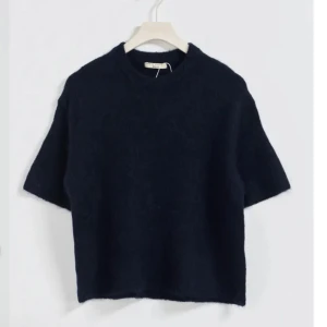 Stickad tshirt - Super fin och knappt använd. Vet inte varför den ser lite ”hårig” ut på bild men tror bara det är ljuset på andra bilden. Den är i toppen skick!🩷🩷