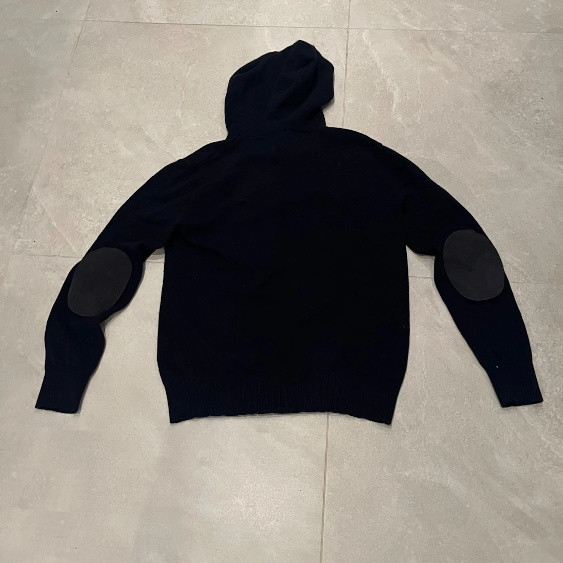 Svart hoodie i kashmir med mockadetaljer - 2