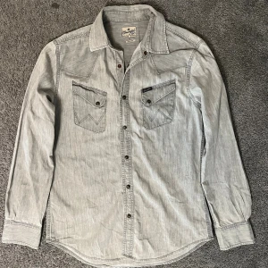 Jeans Skjorta  - Tja säljer nu en ljusgrå Jeans Skjorta för endast 399kr! Pris är ej hugget i sten, hör av er i dm vid funderingar 🙌