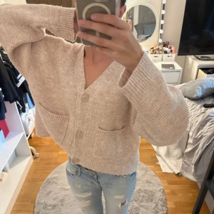 Stickad kofta  - Beige stickad kofta med knappar från H&M i storlek xs