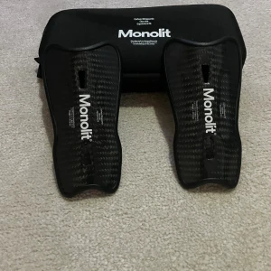 Monolite benskydd  - Jätte fina monolite benskydd dom är i j jätte fint skick och har inga sakador. 12cm 