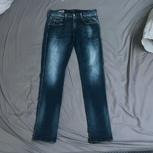 Replay anbass jeans - Replay anbass hyperflex jeans i storlek (midja 31) (längd 32) men sitter mer slim eftersom modellen är slim och är kortare i benen. (Nypris 2000kr)