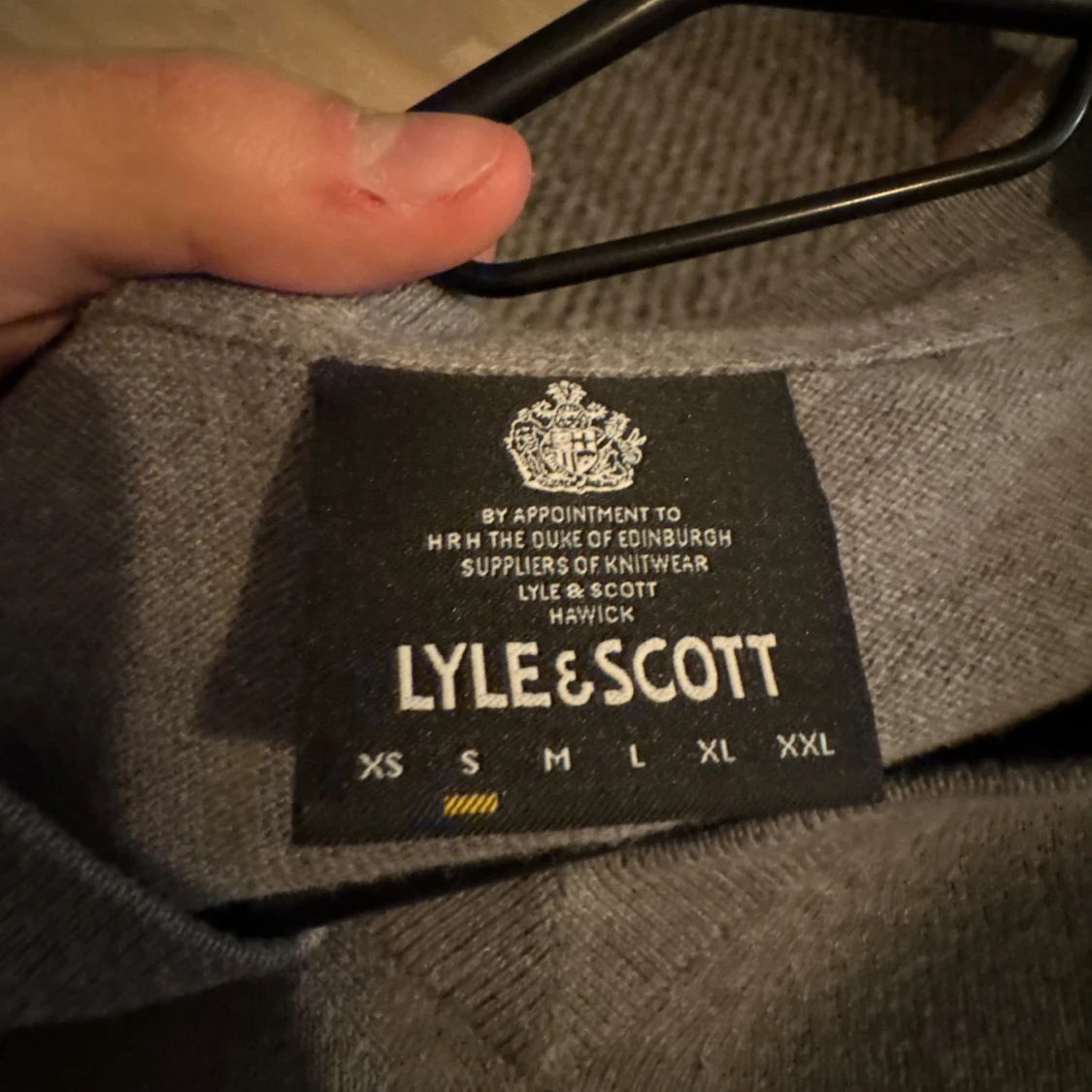 Grå v-ringad tröja från Lyle & Scott - 4