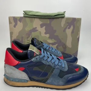 Valentino rockrunners  - Hej! Säljer nu dessa sjukt snygga valentino skor. Skorna är i toppskick! Har begränsat antal boxar och dustbag. Hör av dig vid frågor. 