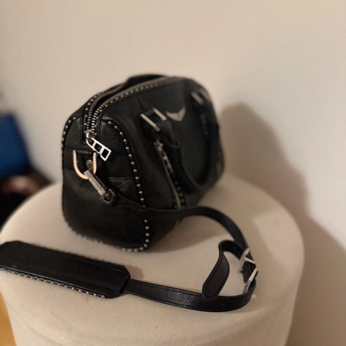 Svart handväska med nitar och dragkedja - 2