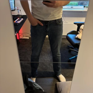 Mörkblå Jeans  - Säljer dessa mörkblåa jeans från Jack and Jones i riktigt bra skick. Modellen är clark och passformen är regular. Storlek 30/34 Nypris 600kr mitt pris 199.