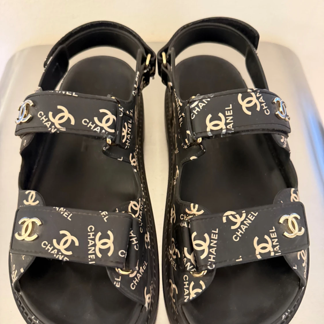 Äkta! Svarta Chanel sandaler med logga  - 1