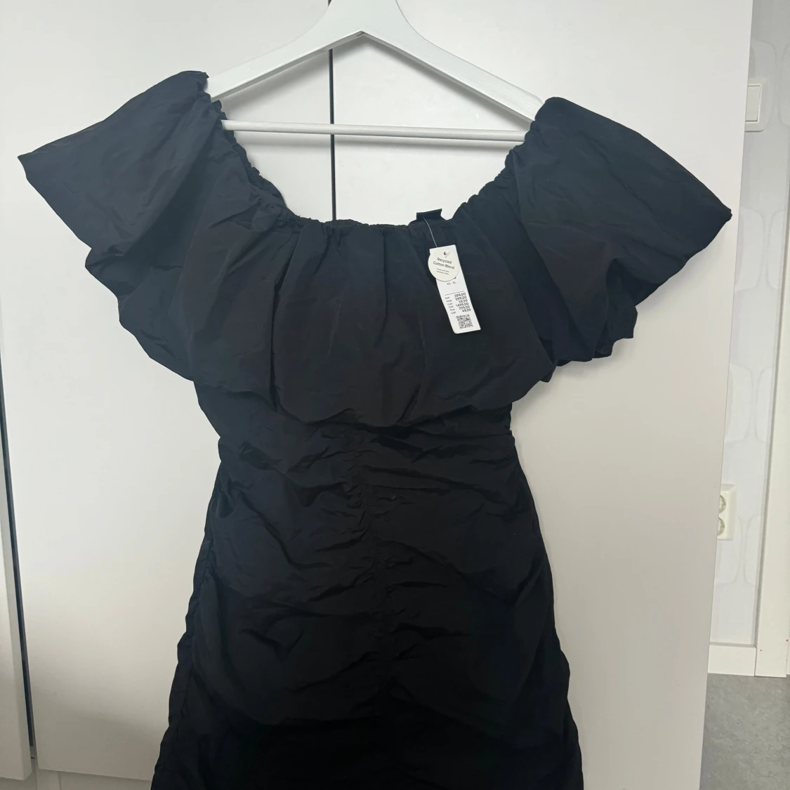 Svart offshoulder kortklänning XS