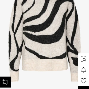 Beige och svart stickad zebramönstrad tröja - Säljer en beige och svart stickad tröja med coolt zebramönster. Tröjan har långärmade och ribbade muddar vid ärmslut och nederkant. Perfekt för dig som gillar djurmönster och vill ha en unik look.