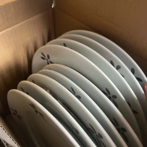 Rörstrand Qvint tallrikar, Jonas Bohlin - “10 st tallrikar Qvist design Jonas Bohlin för Rörstrand – klassisk svensk design. Finns repor på de eftersom de är använda. Säljes helst som set. Paketpris 2000kr eller 250kr/st.”