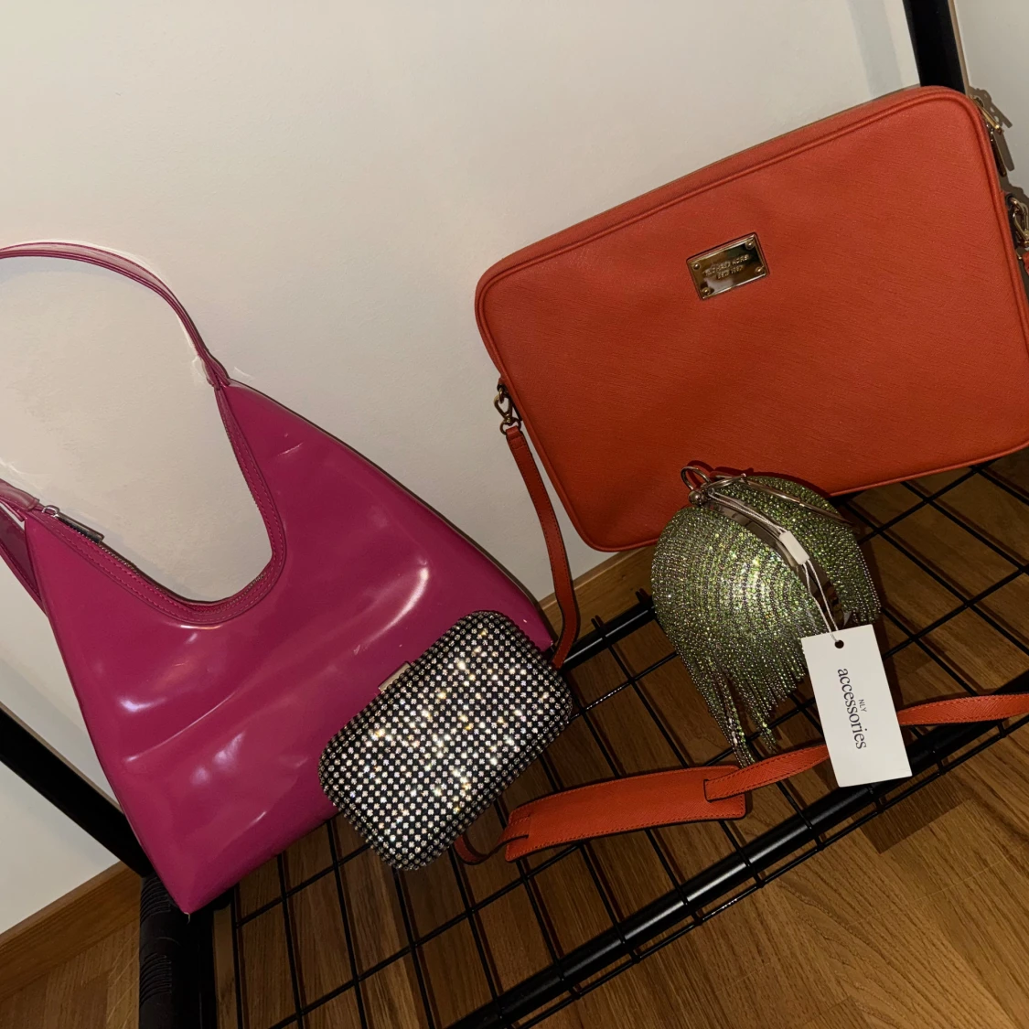 Fyra trendiga väskor i olika färger - 1