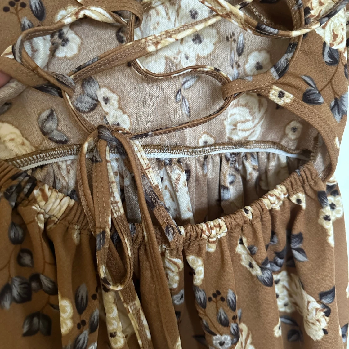 Brun blommig kortklänning med snörning - 2