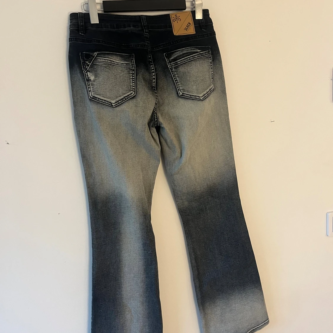 Bootcut jeans med blekt tvätt - 2
