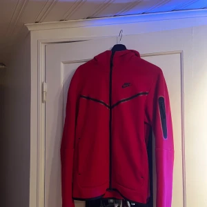 Nike tech fleece - Skön tröja i storlek s men använder inte längre. Används en del men är i fint skick. Finns lite defekt bak på luvan kan skicka vid frågar👍